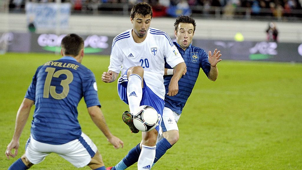 Aleksei Eremenko Ranskan pelaajien puristuksessa MM-karsinta-avauksessa.