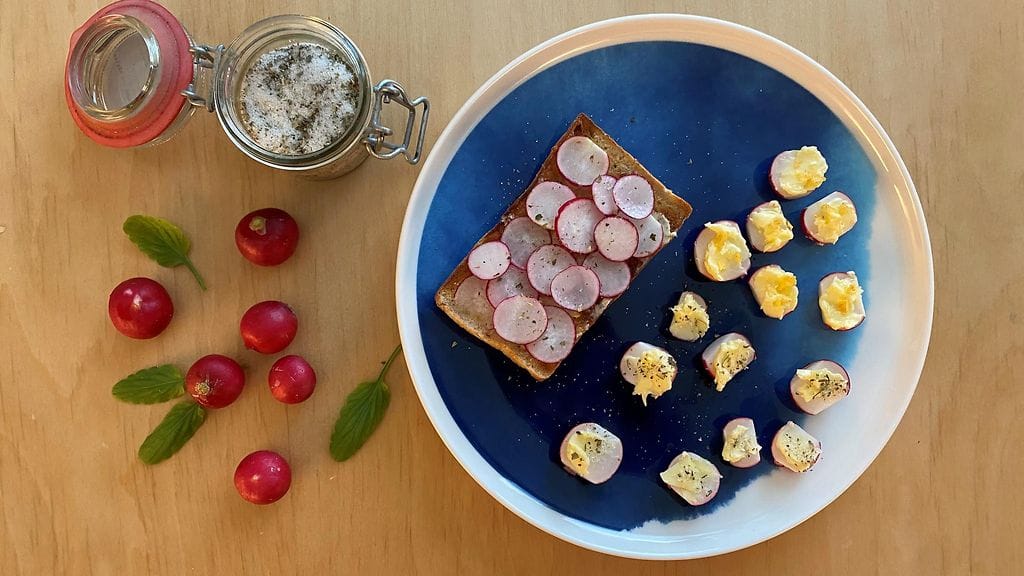 Retiisiä, voita ja suolaa – tämä yksinkertainen alkupala on suosittu varsinkin Ranskassa.