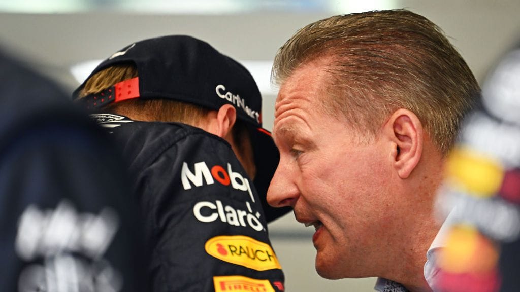 Jos Verstappen olisi halunnut pojalleen Maxille parempaa taktista tukea Red Bullilta.