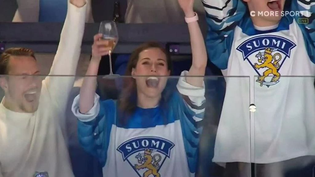 Pääministeri katsoi pelin erillisestä aitiosta, joka oli varattu täysi-ikäisille. Anniskelu oli siten täysin sallittua.