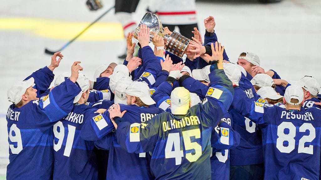 Suomen miesten jääkiekkomaajoukkue juhli upealla tavalla maailmanmestaruutta kotikisoissa.