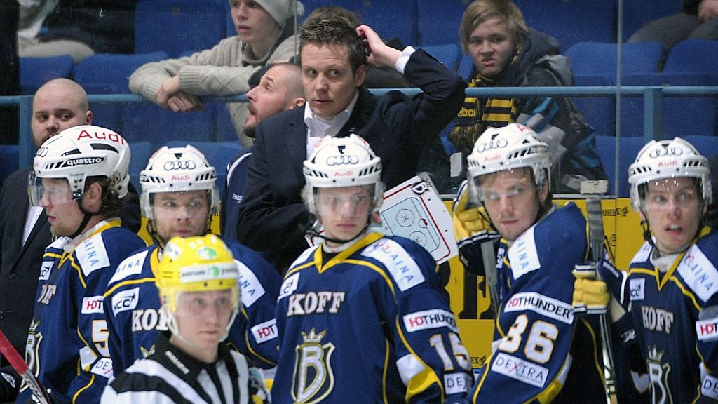 Bluesin päävalmentaja Lauri Marjamäki joukkueensa takana.