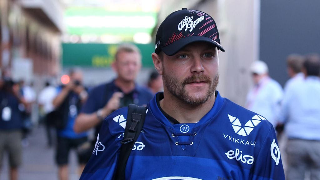 Valtteri Bottas saapui varikolle Suomen jääkiekkomaajoukkueen pelipaidassa.