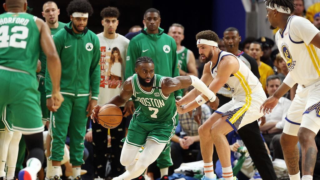 Vihreäpaitaisen Bostonin Jaylen Brown haastoi Warriorsin Klay Thompsonin.
