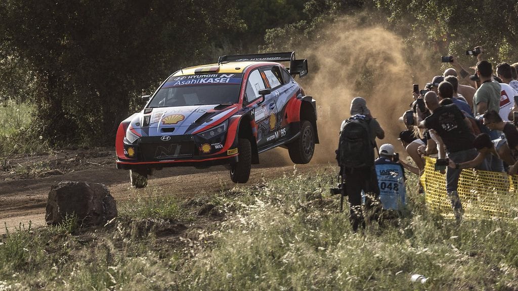 Thierry Neuville matkalla Sardinian MM-rallissa.