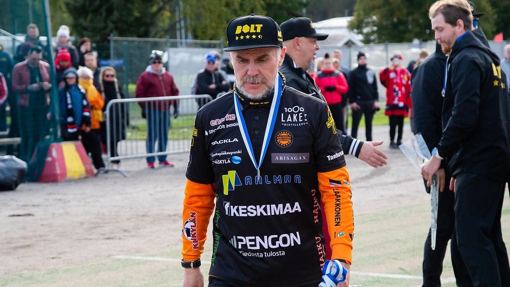 Petri Kaijansinkolle langetettiin 12 kuukauden peli- ja toimitsijakielto. Kaijansinkko toimi kuvassa Kirittärien pelinjohtaja Superpesiksen neljännessä finaalissa Pesäkarhuja vastaan.