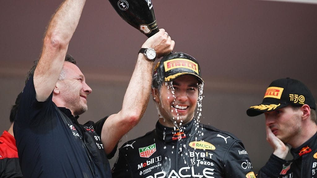 Red Bullin tallipomo Christian Horner kylvetti Sergio Péreziä samppanjassa Monacossa. Tilannetta valvoi kolmanneksi ajanut Max Verstappen.