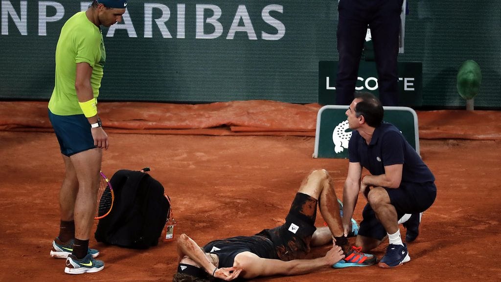 Alexander Zverev loukkaantui välierässä Rafael Nadalia vastaan.