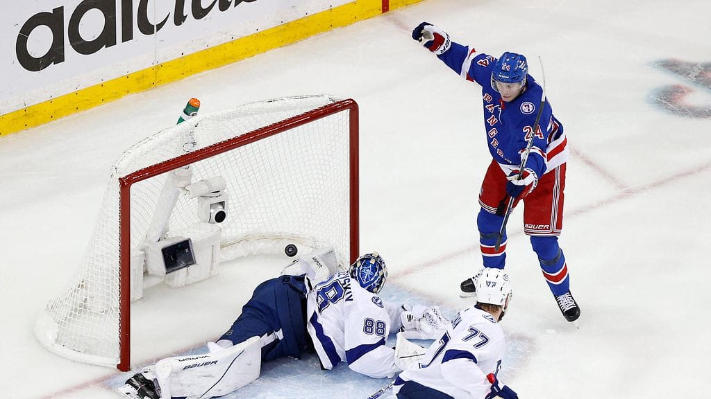 Kaapo Kakko viimeisteli tyylikkään osuman New York  Rangersille toisessa konferenssifinaalissa.