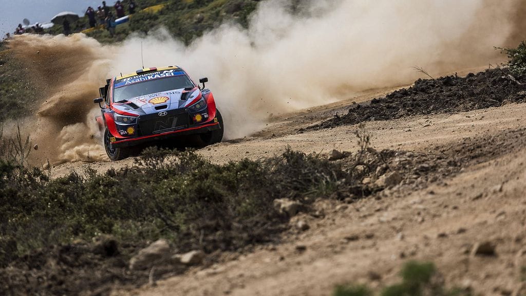 Hyundain Thierry Neuville pyörähti ympäri Sardinian MM-rallissa.