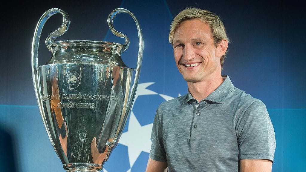 Sami Hyypiä juhli Mestarien liigan voittoa kaudella 2004-2005.