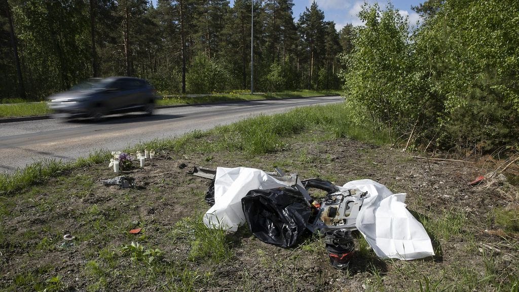 Muistokynttilöitä onnettomuuspaikalla Aerotiellä lähellä Turun lentokenttää lauantaina 4. kesäkuuta 2022.