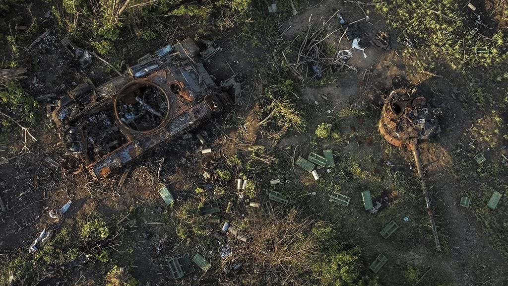 "Etenimme ilman helikopterien tukea rivissä, ihan kuin olisimme menossa paraatiin", BBC:n haastattelema venäläissotilas sanoo.