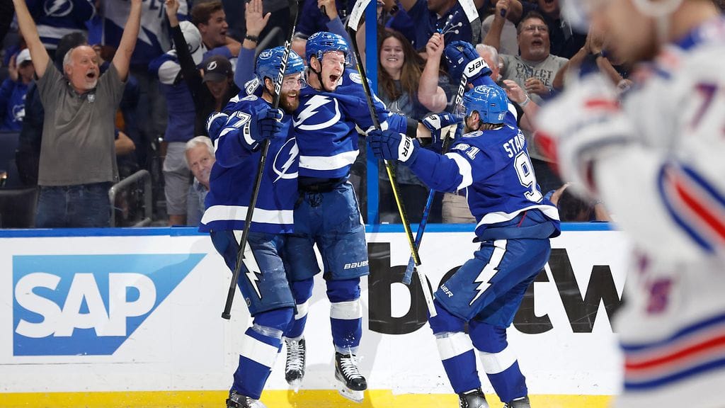 Ondrej Palat juhli voittomaalia yhdessä Victor Hedmanin ja Steven Stamkosin kanssa.