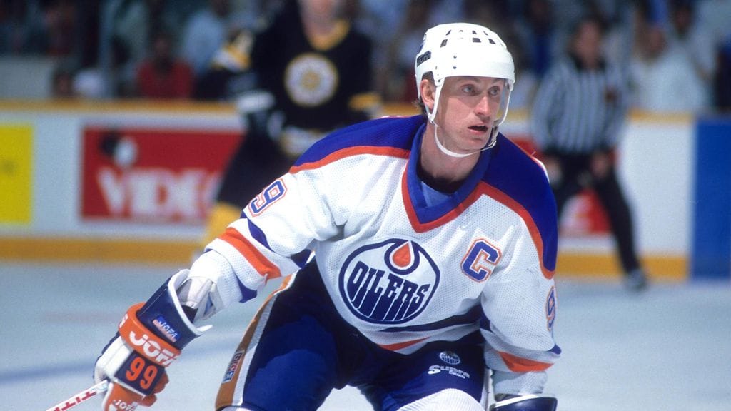 Wayne Gretzky vauhdissa Edmonton Oilersin riveissä vuoden 1988 NHL-finaalisarjassa Boston Bruinsia vastaan.