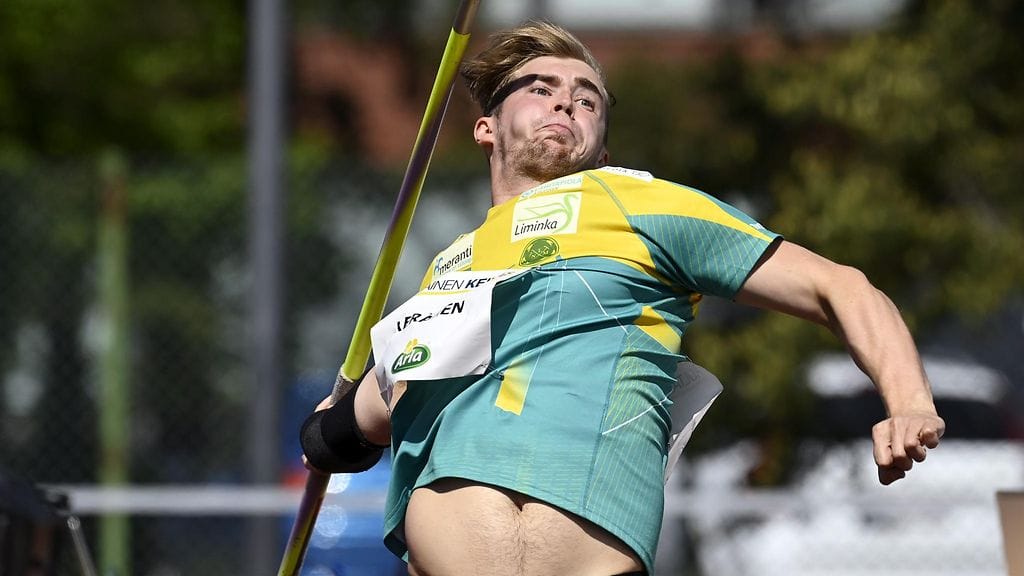 Toni Keränen hamuaa keihäänsä yli 80 metrin.