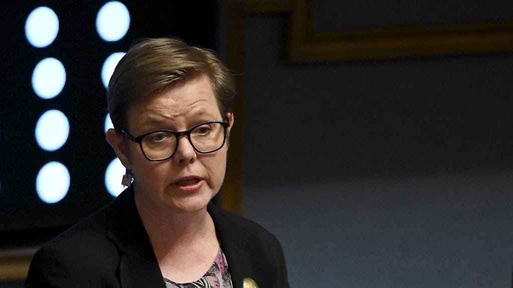 Sisäministeri Krista Mikkosen (vihr.) mukaan keskustelu asiasta eduskunnassa jatkuu.