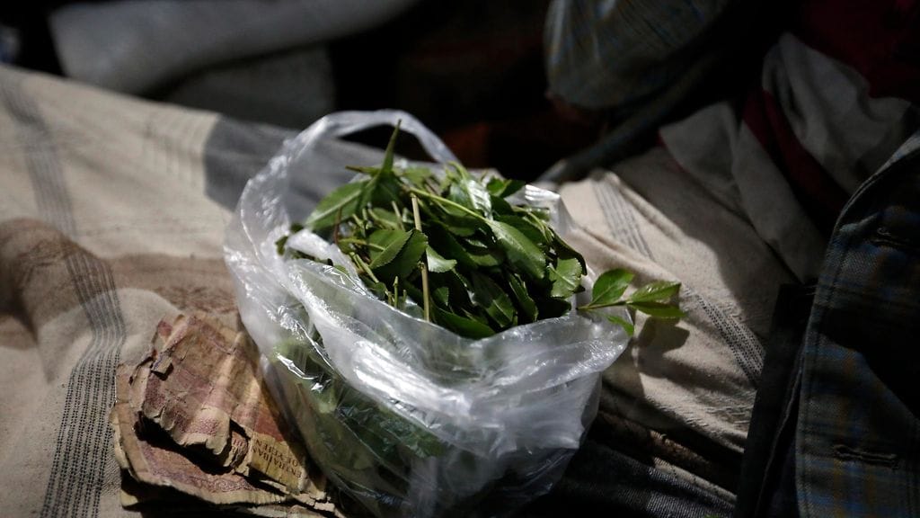 Suomen entisen kunniakonsulin epäillään osallistuneen khat-huumeen salakuljetukseen.