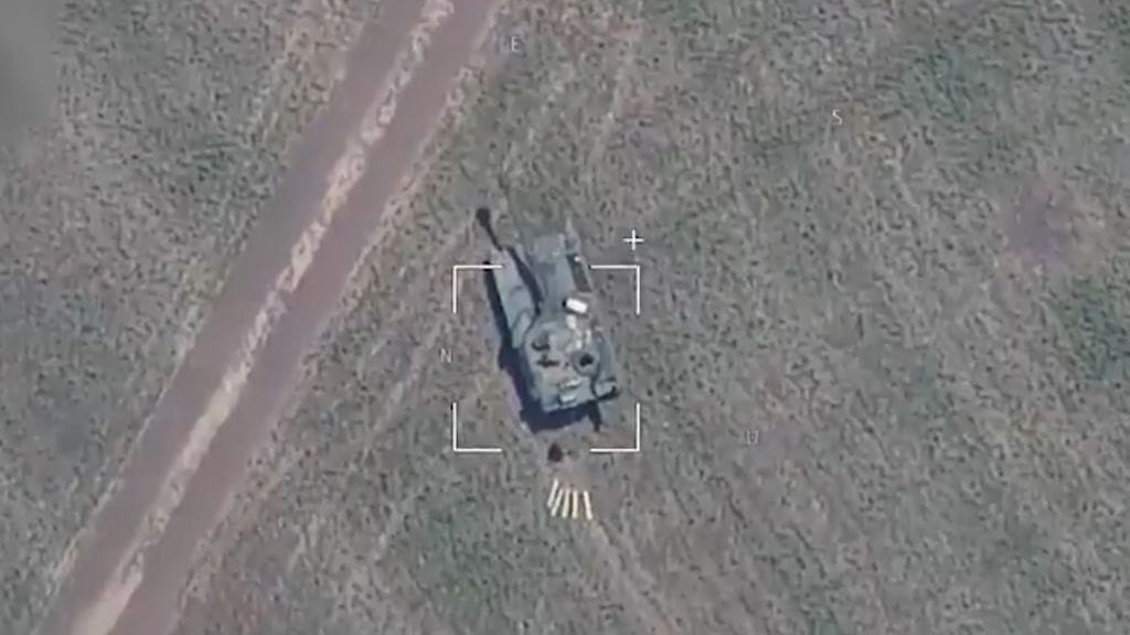 Kuvakaappaus videolta, jossa Venäjä oletetusti ampuu tykistöllä Norjan Ukrainalle lahjoittamia panssarihaupitseja. Video löytyy jutun lopusta.