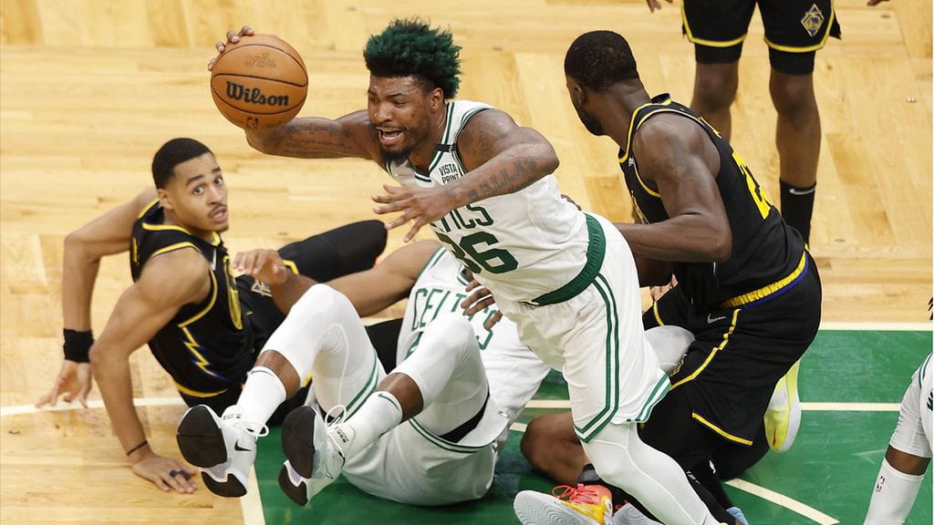 Boston Celticsin Marcus Smart nappaa irtopallon pelaajarykemän keskeltä.