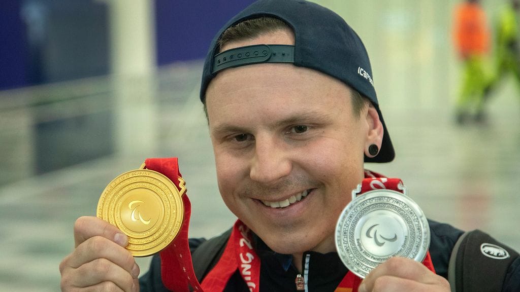 Matti Suur-Hamari palasi Pekingin olympialaisista mitalit kaulassaan.