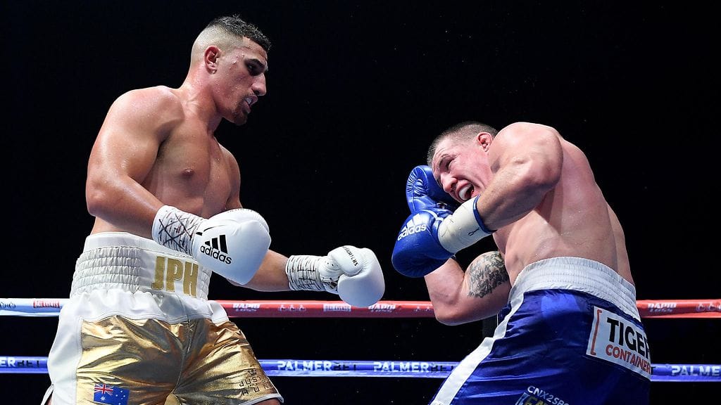 Justis Huni (vas.) otteli edellisen kerran viime vuoden kesäkuussa, kun hän voitti Paul Gallenin teknisellä tyrmäyksellä.