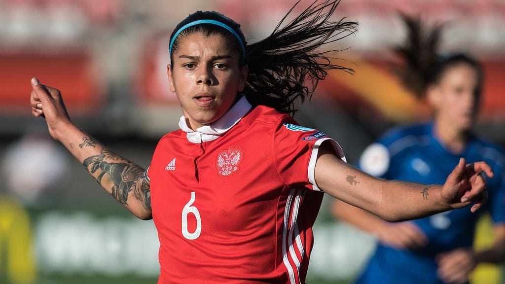 Nadja Karpova antaa kovaa kritiikkiä Vladimir Putinille.