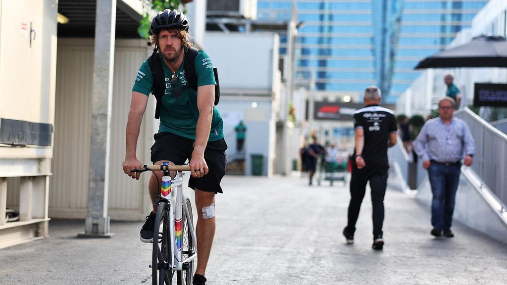 Sebastian Vettel ajeli sateenkaaripyörällään Azerbaidzhanin Bakun varikkoalueella.