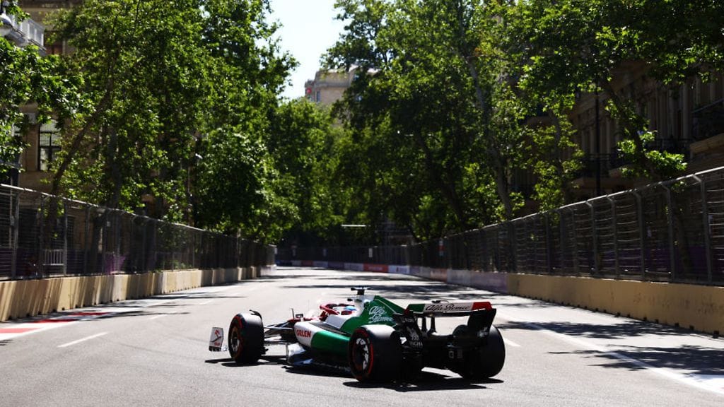 Valtteri Bottas ajoi vaihtoehtoisella värityksellä koristeltua Alfa Romeota Bakun katuradalla perjantaina.