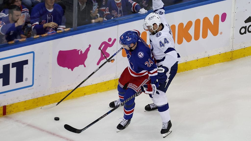 Tampa Bay Lightningin Jan Rutta väännössä New York Rangersin Kaapo Kakkoa vastaan.