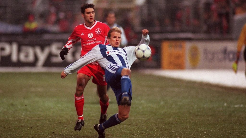 Aarno Turpeinen HJK:n riveissä Mestarien liiga -ottelussa Kaiserslauternia vastaan vuonna 1998.