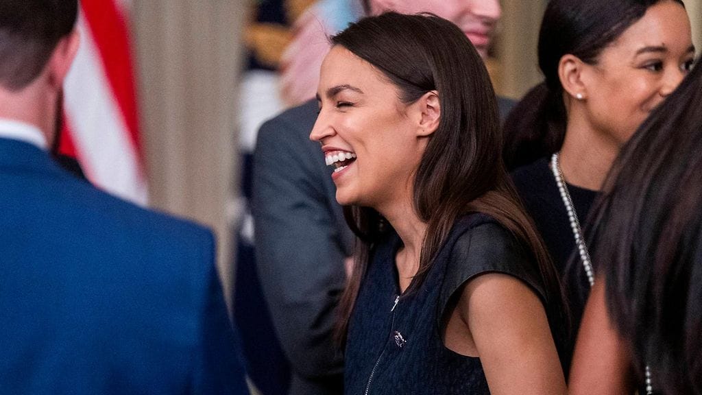 Alexandria Ocasio-Cortez sai Sanna Marinilta kutsun Suomeen Twitterissä.