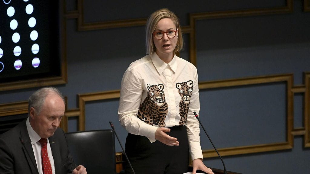 Sarkkinen perustelee lakimuutosta yrittäjien sosiaaliturvan parantamisella. Lakimuutos lisäisi eläkelaitosten edellytyksiä tarkistaa yrittäjien ilmoittaman työtulon suuruus.