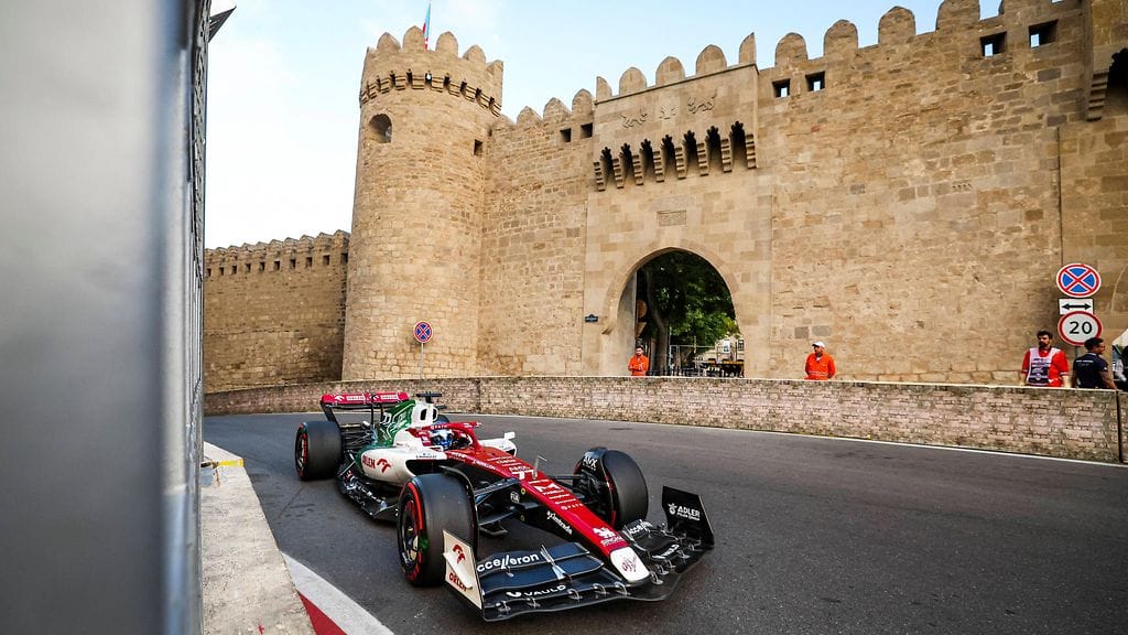 Valtteri Bottas kiidätti Alfa Romeota Bakun vanhassa kaupungissa.
