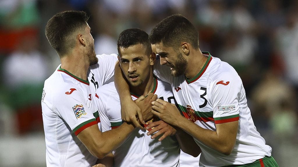 Bulgarian maajoukkueen pelaajat juhlivat ottelussa Pohjois-Makedoniaa vastaan.