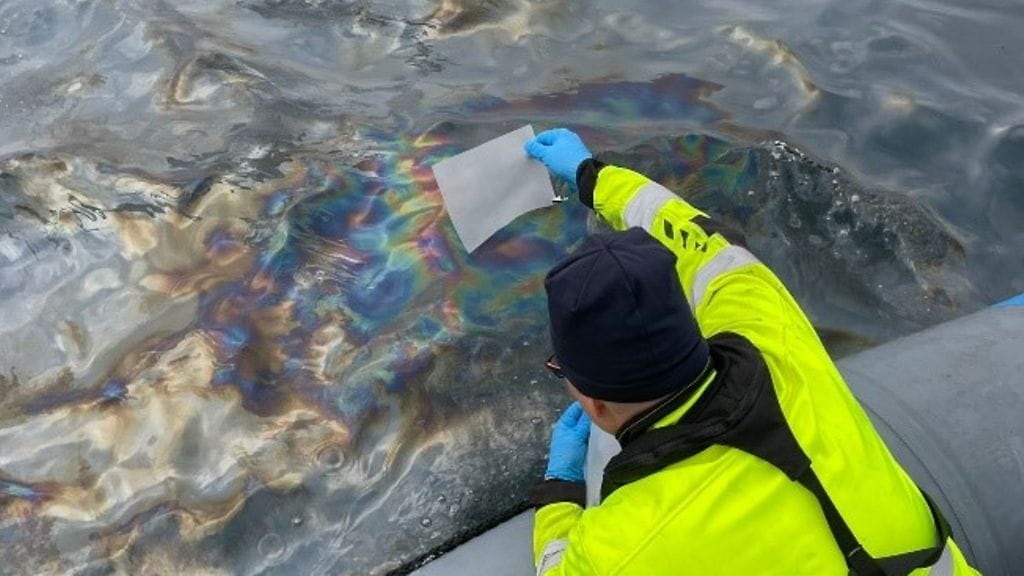 Vuodossa on todennäköisesti kyse kevyestä polttoöljystä, kertoo Länsi-Suomen merivartiosto.