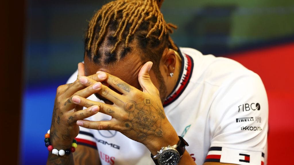 Lewis Hamilton on kärsinyt Bakussa pahoista selkäkivuista.