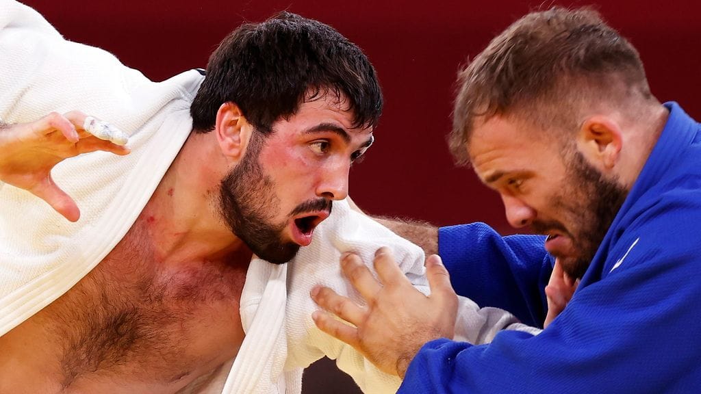 Venäläinen judoka Niiaz Iliasov (vas.) ottelussa Ranskan Karl-Richard Freytä vastaan Tokion olympialaisissa alle 100-kilon sarjassa viime vuonna. Iliasov saavutti lopulta olympiapronssia.