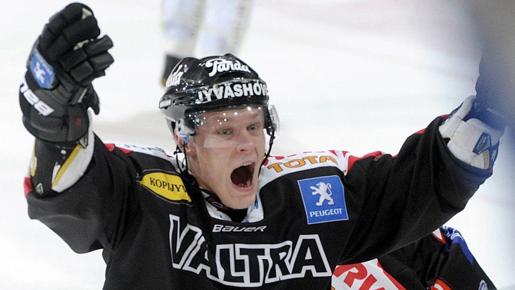 Harri Pesonen juhli voittomaalia näin viime kaudella.