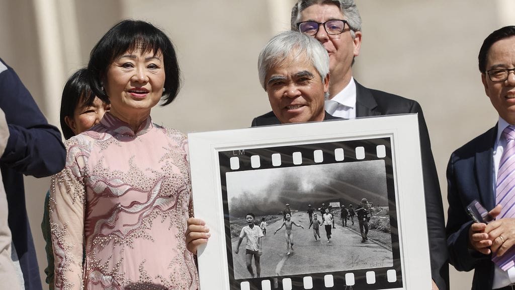 Valokuvaaja Nic Ut (oikealla) ja Kim Phuc ikonisen sotakuvan kanssa viime toukokuussa.