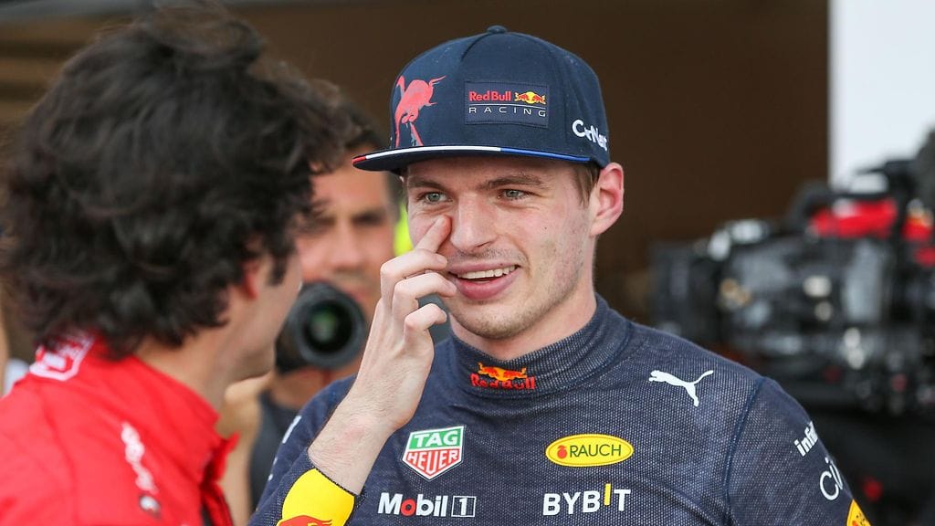 Max Verstappenin liikkeet herättivät huomiota niin radalla kuin sen ulkopuolella.