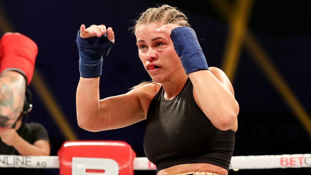 Paige VanZant kehässä paljain nyrkein käytävässä Bare Knuckle Fighting Championshipin ottelussa.
