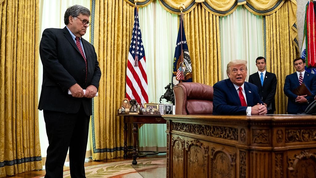 Entinen oikeusministeri William Barr ja ex-presidentti Donald Trump Valkoisessa talossa heinäkuussa 2020.