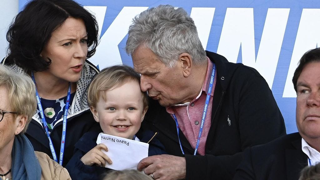 Jenni Haukio, presidentti Sauli Niinistö ja parin 4-vuotias Aaro-poika seurasivat Paavo Nurmi Gamesia Turussa.