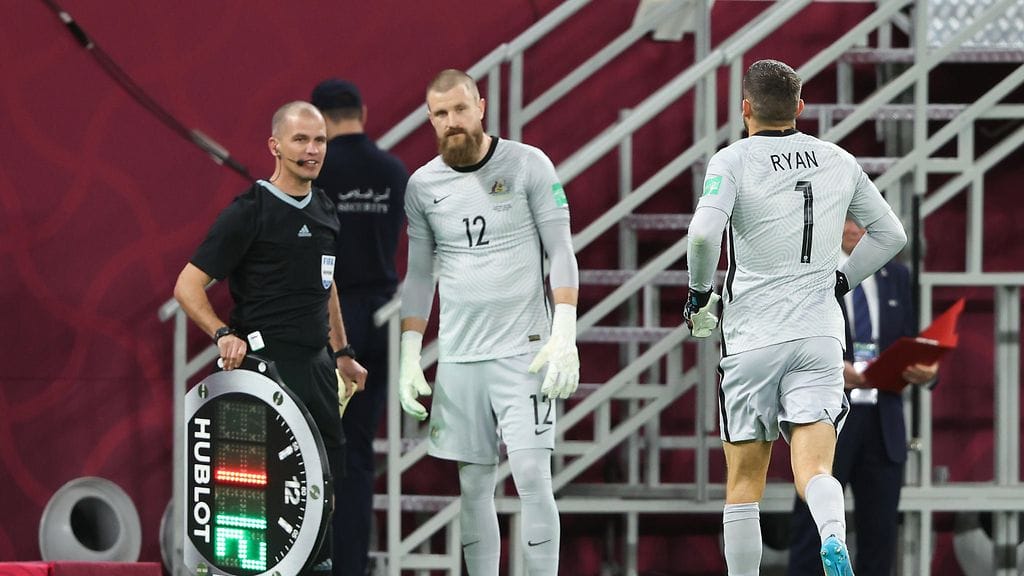 Andrew Redmayne vaihdettiin kentälle rangaistuspotkukilpailua varten.