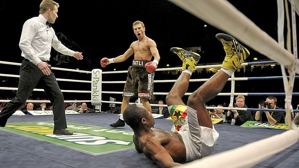 Edis Tatli iskee Sarfo Tysonin kanveesiin.