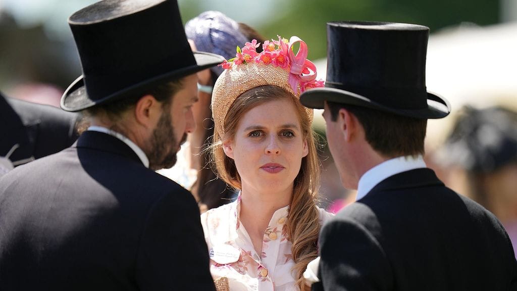 Prinsessa Beatrice on prinssiveljesten Harryn ja Williamin serkku.