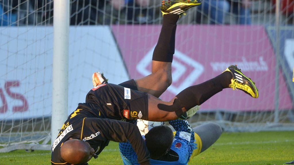 Hongan Dudu Machpherlin lentää yli Vaasan palloseuran maalivahti Bouns Coundoulin.