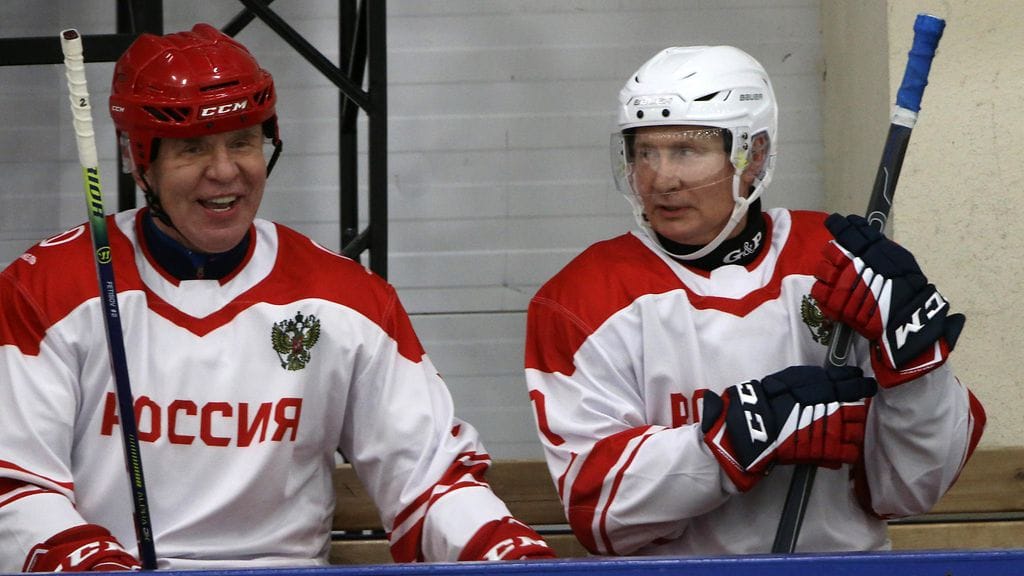 Vjatsheslav Fetisov vitsaili, että venäläiset NHL-pelaajat voisivat varastaa Stanley Cup -pokaalin. Kuvassa Fetisov Vladimir Putinin kanssa ystävyysottelussa viime joulukuussa.