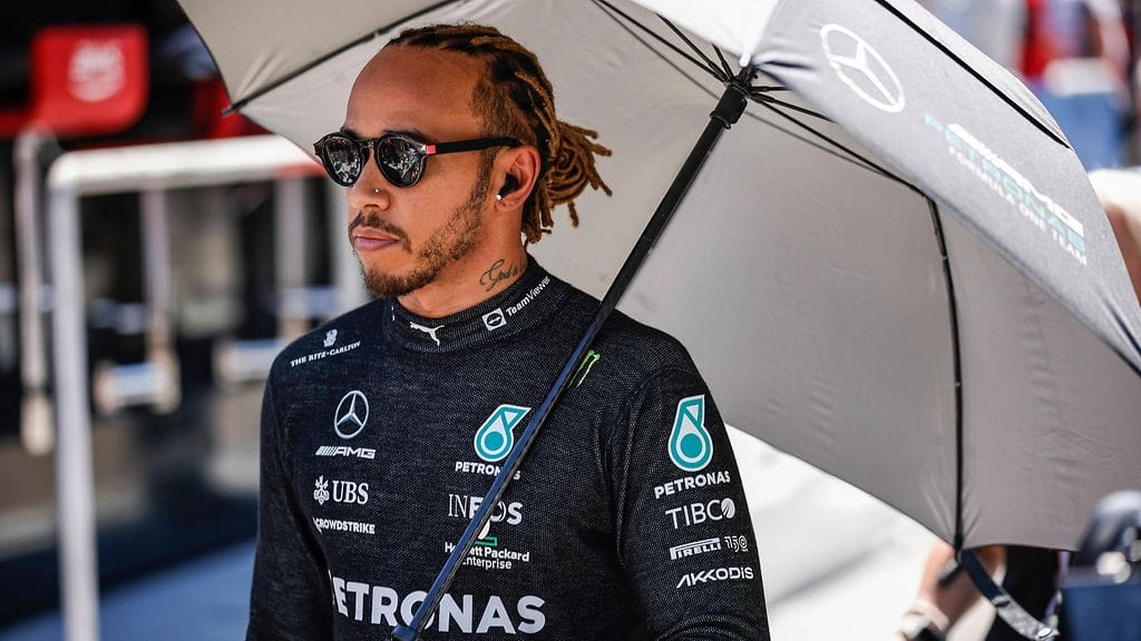 Lewis Hamilton pohtii, että autojen pomppiminen on voinut aiheuttaa pieniä aivotärähdyksiä.